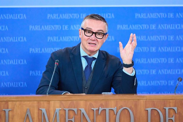 El portavoz del Grupo Parlamentario Vox, Manuel Gavira, durante la ronda de ruedas de prensa de portavoces de los grupos parlamentarios en el Parlamento de Andalucía, a 8 de noviembre de 2023 en Sevilla (Andalucía, España). Los portavoces de los grupos pa