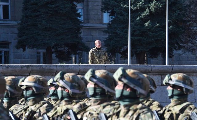 El presidente de Azerbaiyán, Ilham Aliyev, durante un desfile militar en la principal ciudad de Karabaj, Jankendi, conocida en armenio como Stepanakert y antigua capital de las autoridades separatistas de Nagorno Karabaj