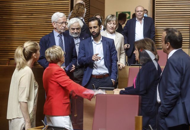 Archivo - El secretario de Organización del PSPV-PSOE, José Muñoz, junto con varios miembros del PSOE, durante un debate en Les Corts