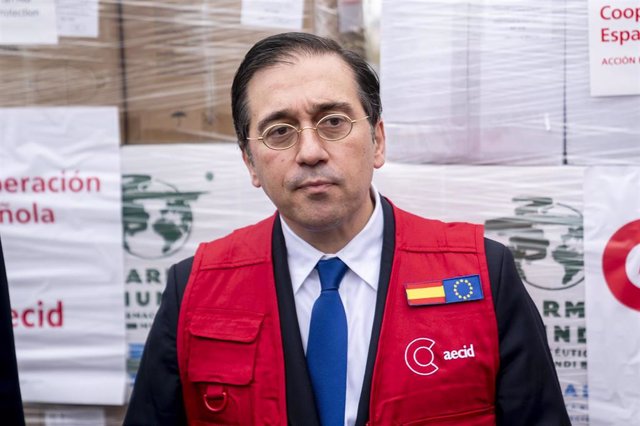 Archivo - El ministro de Asuntos Exteriores, Unión Europea y Cooperación,  José Manuel Albares,con el chaleco rojo de la Cooperación Española