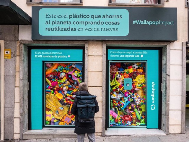 Este es el escaparate que Wallapop ha inaugurado en la Plaza de Callao de Madrid para dar a conocer el impacto positivo que la reutilización puede conseguir en el medio ambiente