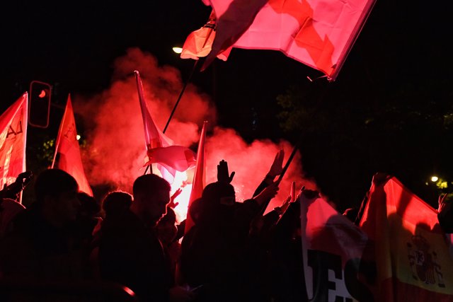 Decenas de manifestantes con banderas y bengalas, durante una concentración en contra de la amnistía, frente a la sede del PSOE en la calle Ferraz, a 7 de noviembre de 2023, en Madrid (España). 