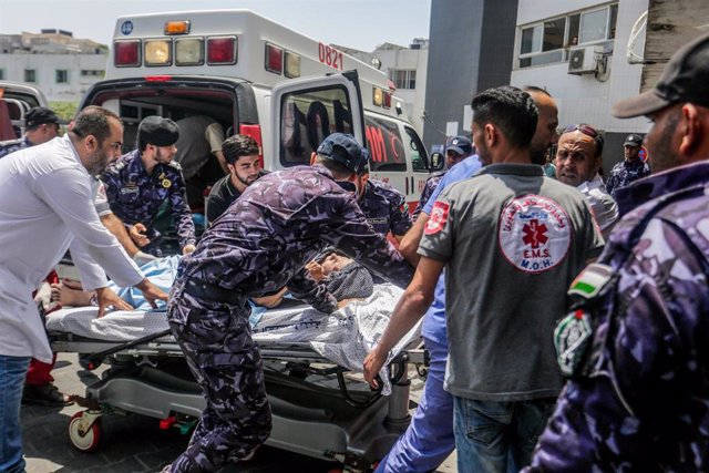 Archivo - Imagen de archivo de varios heridos junto a un hospital de la Franja de Gaza.