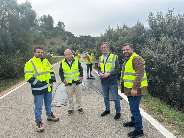 Visita al tramo en obras en la A-319, a su paso por Hornos