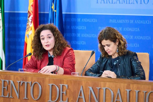 La portavoz del Grupo Por Andalucía, Inmaculada Nieto, y la portavoz adjunta, Esperanza Gómez, este miércoles en rueda de prensa. 