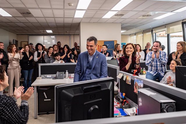 El secretario general del PSOE, Pedro Sánchez, acude a Ferraz para apoyar a los trabajadores de la sede después de varias noches de manifestaciones frente a ella.