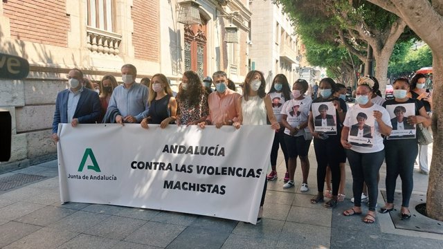 Archivo - Concentración frente a la sede del Gobierno andaluz en repulsa por el asesinato de Inmaculada en Roquetas de Mar (Almería)