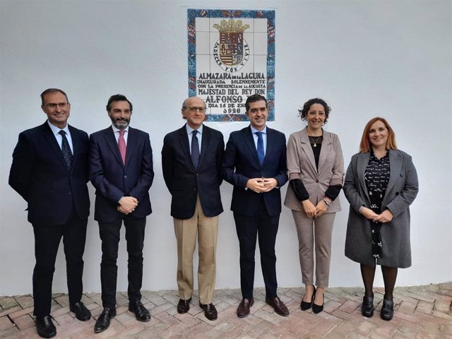 Inauguración del curso tras el descubrimiento del mosaico realizado por alumnado de la Escuela de Artesanía sevillana de Gelves