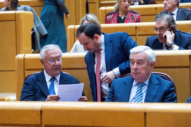 El senador del PP Javier Arenas (1i) durante una sesión plenaria en el Senado, a 8 de noviembre de 2023, en Madrid (España). 