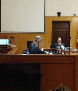 La acusada de acuchillar a su esposo, durante la primera sesión del juicio en la Audiencia de Valladolid