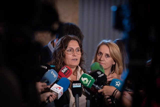 La consellera de la Presidència, Laura Vilagrà (i), y la consellera d'Economia i Hisenda, Natàlia Mas (d), atienden a los medios de comunicación, en el Parlament, a 25 de octubre de 2023, en Barcelona, Catalunya (España). 