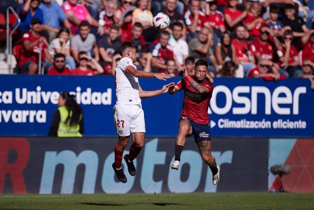 Archivo - Kike Salas of Sevilla FC competes for the ball with Chimy Avila of CA Osasuna during the LaLiga EA Sports match between CA Osasuna and Sevilla FC at El Sadar on September 23, 2023, in Pamplona, Spain.