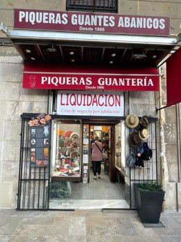 Guantes Piqueras, histórica tienda ubicada en la plaza de la Reina de València, echa el cierre después de 140 años de actividad ininterrumpida