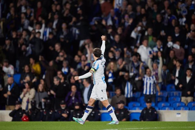 Mikel Oyarzabal celebra un gol de la Real Sociedad al Benfica.