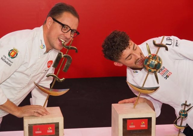 Los chef Teo Rodríguez (izda) y Noel Moglia (dcha) ganadores, respectivamente, del Concurso Nacional de Tapas y el Campeonato Mundial, en Valladolid.