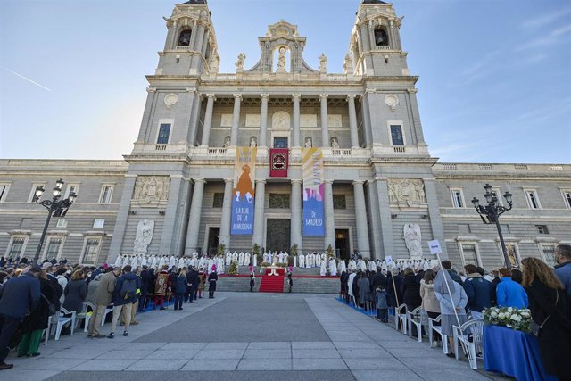 Archivo - Vista general de la eucaristía con motivo del Día de la Virgen de la Almudena, patrona de Madrid, en la plaza de la Almudena