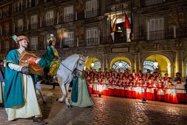Puy du Fou conquista la Plaza Mayor de Madrid y enseña el camino al Belén más grande de España