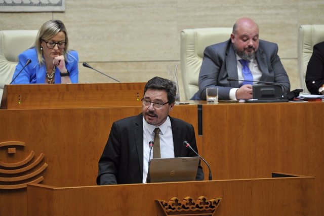 El consejero de Economía, Empleo y Transformación Digital de la Junta, Guillermo Santamaría, en el pleno de la Asamblea