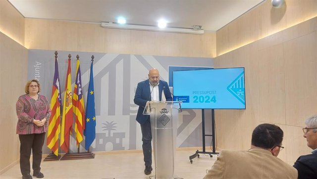 El alcalde de Palma, Jaime Martínez, y la regidora de Hacienda, Función Pública y Gobierno Interior, Mercedes Celeste, en la presentación de los presupuestos del Ayuntamiento de Palma 2024.