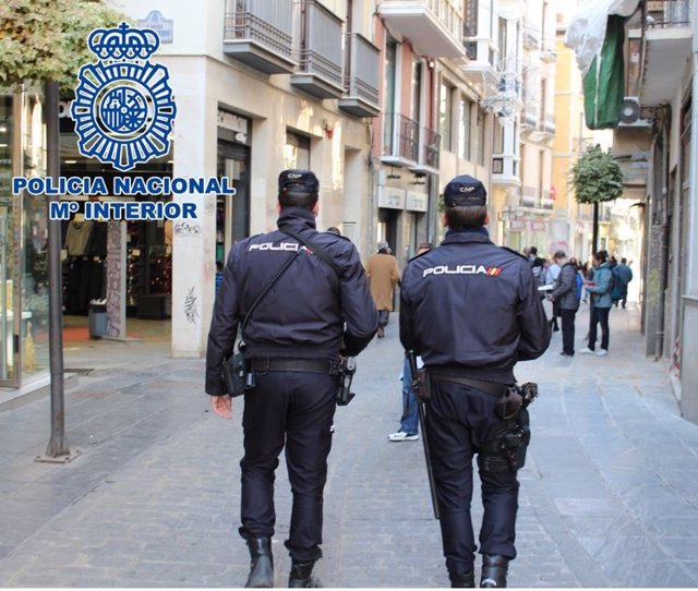 Agentes de la Policía Nacional en Granada.