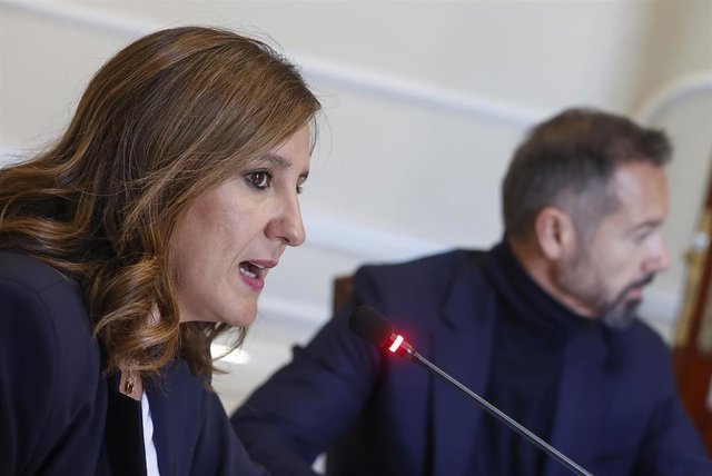 La alcaldesa de València, María José Catalá, y el segundo teniente de Alcaldía, Juanma Badenas, durante la presentación del presupuesto municipal de 2024