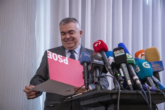 El secretario de Organización del PSOE, Santos Cerdán, comparece en una rueda de prensa para explicar los detalles del acuerdo de investidura con el PSOE, en el Parlamento Europeo, a 9 de noviembre de 2023, en Bruselas (Bélgica). 