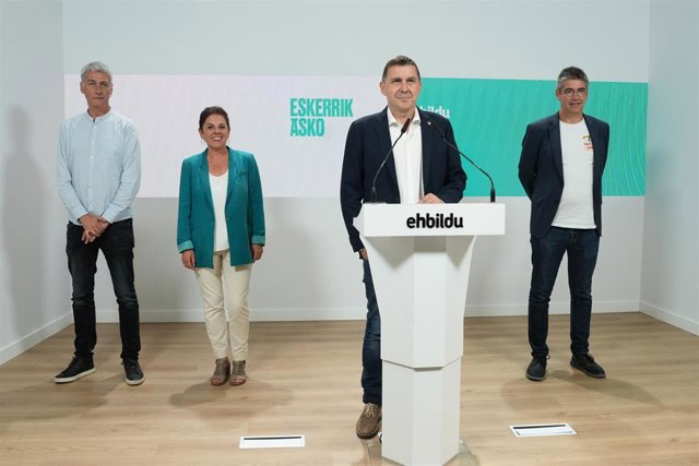 Archivo - El coordinador general de EH Bildu, Arnaldo Otegi, comparece en rueda de prensa con diputados