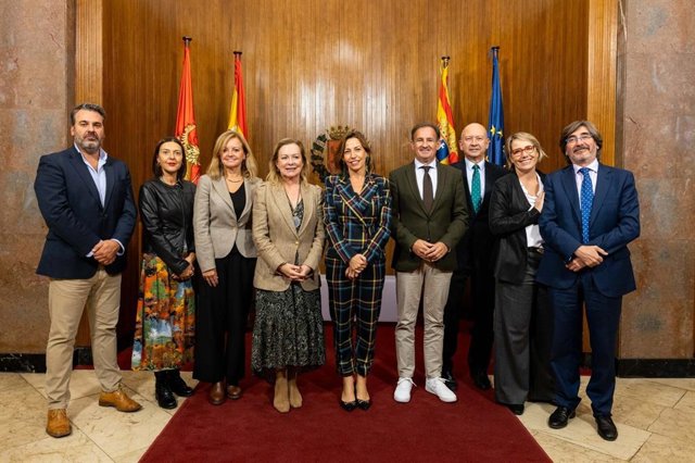 Foto de familia tras la reunión entre la alcaldesa de Zaragoza, Natalia Chueca, con Zepyme.