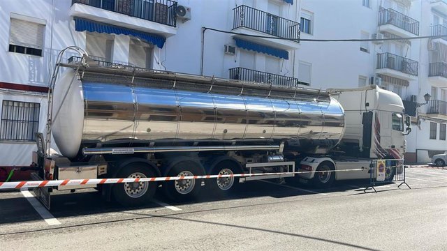 Uno de los camiones cisterna en Lora del Río, en Sevilla.