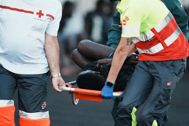 Un migrante tumbado en una camilla a su llegada a El Hierro en una imagen de archivo