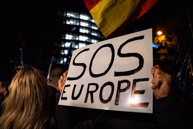 Una persona sujeta un cartel en el que se lee: 'SOS Europa' durante una manifestación contra la amnistía frente al Parlamento Europeo, a 9 de noviembre de 2023, en Madrid (España). 