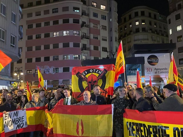 Concentración frente a la sede del PSPV en València