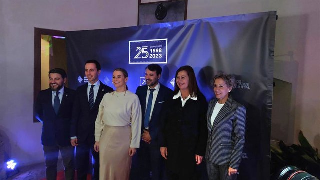 La presidenta del Congreso, Francina Armengol, y la presidenta del Govern, Marga Prohens, en la gala del 25º aniversario del Illes Balears Palma Futsal.
