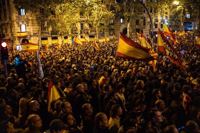 Decenas de personas durante una protesta en la calle Ferraz, a 9 de noviembre de 2023, en Madrid (España). Centenares de personas se han vuelto a concentrar en Ferraz en la séptima jornada de protestas tras el pacto entre el PSOE y Junts que ha tenido lug