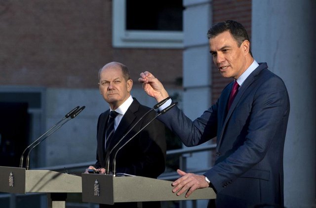 Archivo - El nuevo canciller alemán, Olaf Scholz (i) y el presidente del Gobierno, Pedro Sánchez (d), comparecen después de su reunión y de un almuerzo de trabajo, en el Palacio de la Moncloa, a 17 de enero de 2022, en Madrid, (España).