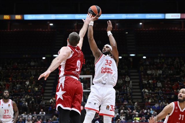Brandon Davies lanza en el partido del Valencia Basket en la pista del Emporio Armani Milan, en la jornada 7 de la Euroliga 2023-24