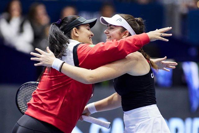 Marina Stakusic abraza a su capitana tras una victoria en el Billie Jean King Cup