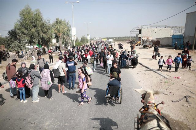 Palestinos abandonando el norte de la Franja de Gaza