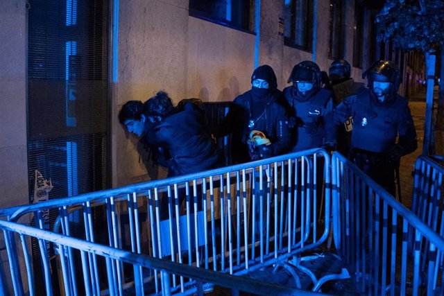 Agentes de Policía Nacional detienen a un joven durante una protesta en la calle Ferraz, a 9 de noviembre de 2023, en Madrid (España). 