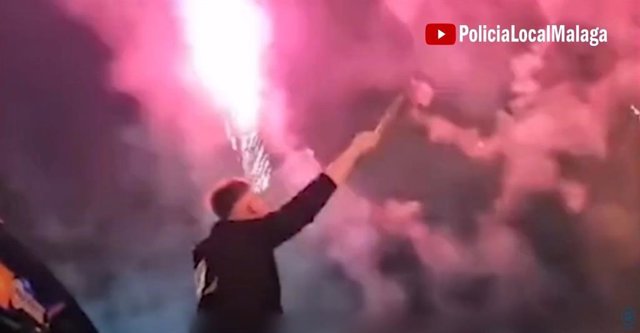 Denunciado el propietario de un 'coche discoteca' que organizó una fiesta en la calle en la que se usó pirotecnia