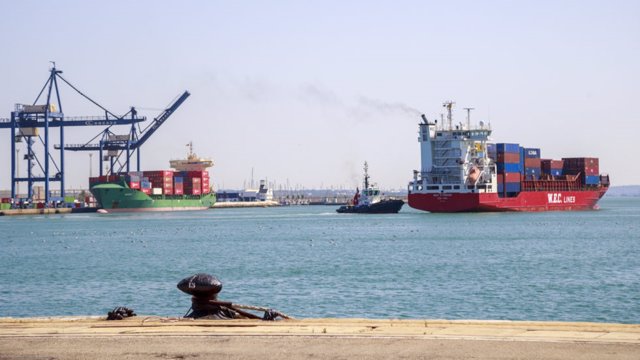 Un barco con contenedores saliendo del puerto de Cádiz.