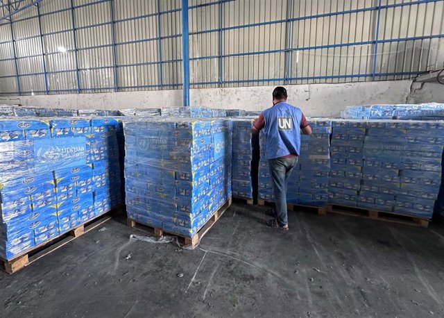 Un trabajador de la UNRWA organiza la ayuda en la Franja de Gaza