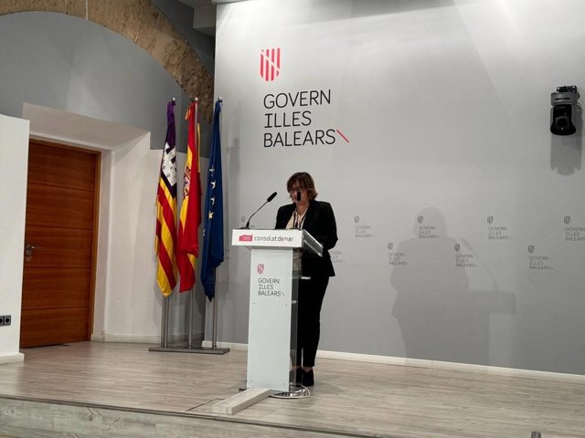 La consellera de Presidencia y Administraciones Públicas, Antònia Maria Estarellas, en rueda de prensa.