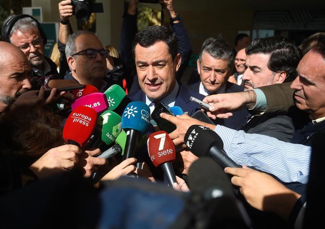 El presidente de la Junta de Andalucía, Juanma Moreno atiende a los medios de comunicación tras inaugurar el Centro de Ciberseguridad de Andalucía en Málaga. (Foto de archivo).