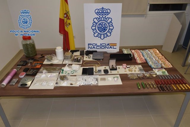 Material incautado en la operación policial desplegada en Écija, en Sevilla.