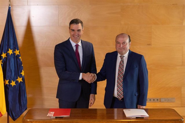 El presidente del Gobierno en funciones y candidato a la reelección, Pedro Sánchez (i), y el presidente del EBB del PNV, Andoni Ortuzar (d), firman un acuerdo para la investidura, en el Congreso de los Diputados, a 10 de noviembre de 2023, en Madrid (Espa