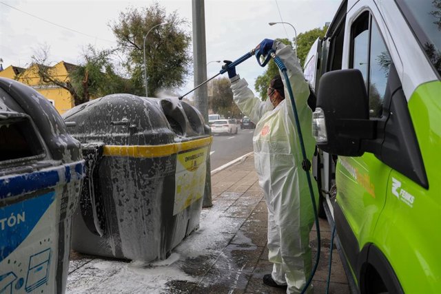 La nueva Unidad Rápida de Baldeo del Ayutnamiento de Sevilla empieza con una decena.