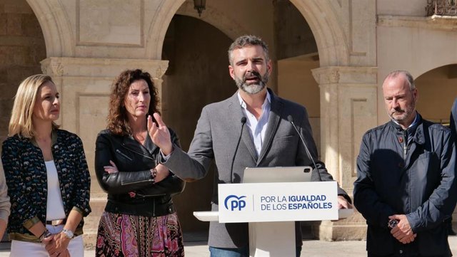 Frente a los micrófonos, el secretario provincial del PP de Almería y portavoz del Gobierno andaluz, Ramón Fernández-Pacheco.