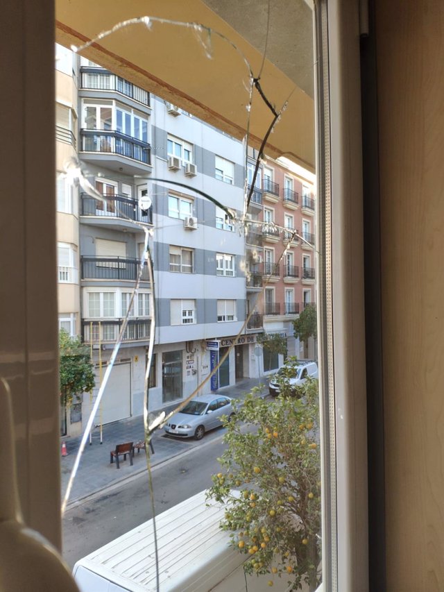 Daños en una ventana de la sede provincial del PSOE de Almería.