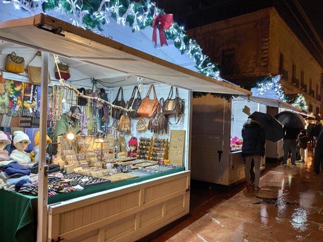 Archivo - Mercado navideño de Oviedo.